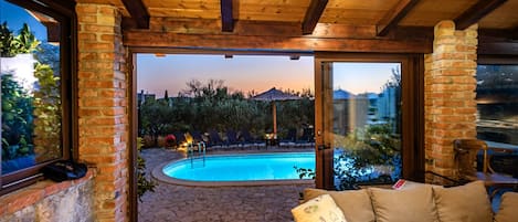 Télévision, baby-foot, table de tennis de table