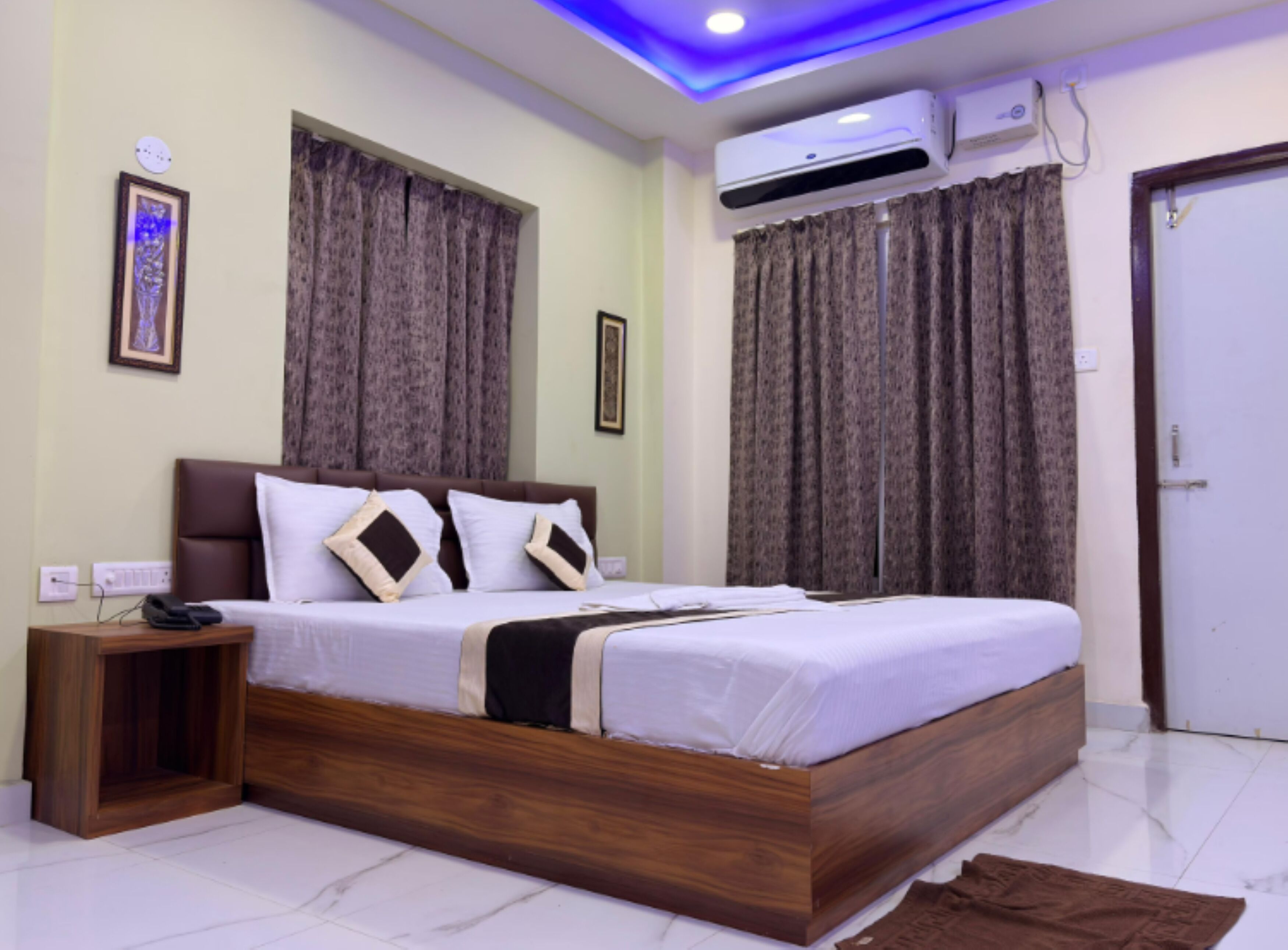 Deluxe Quadruple Room, City View | Free WiFi, bed sheets