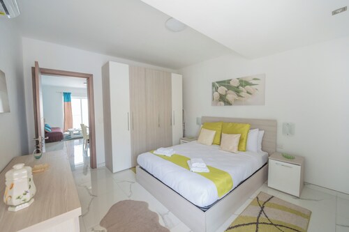 Chic Modern 1BR APT near Salina Bay