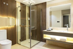 Shower, hair dryer, slippers, towels - Luxury Night Hotel Al Yasmin (Riyadh)