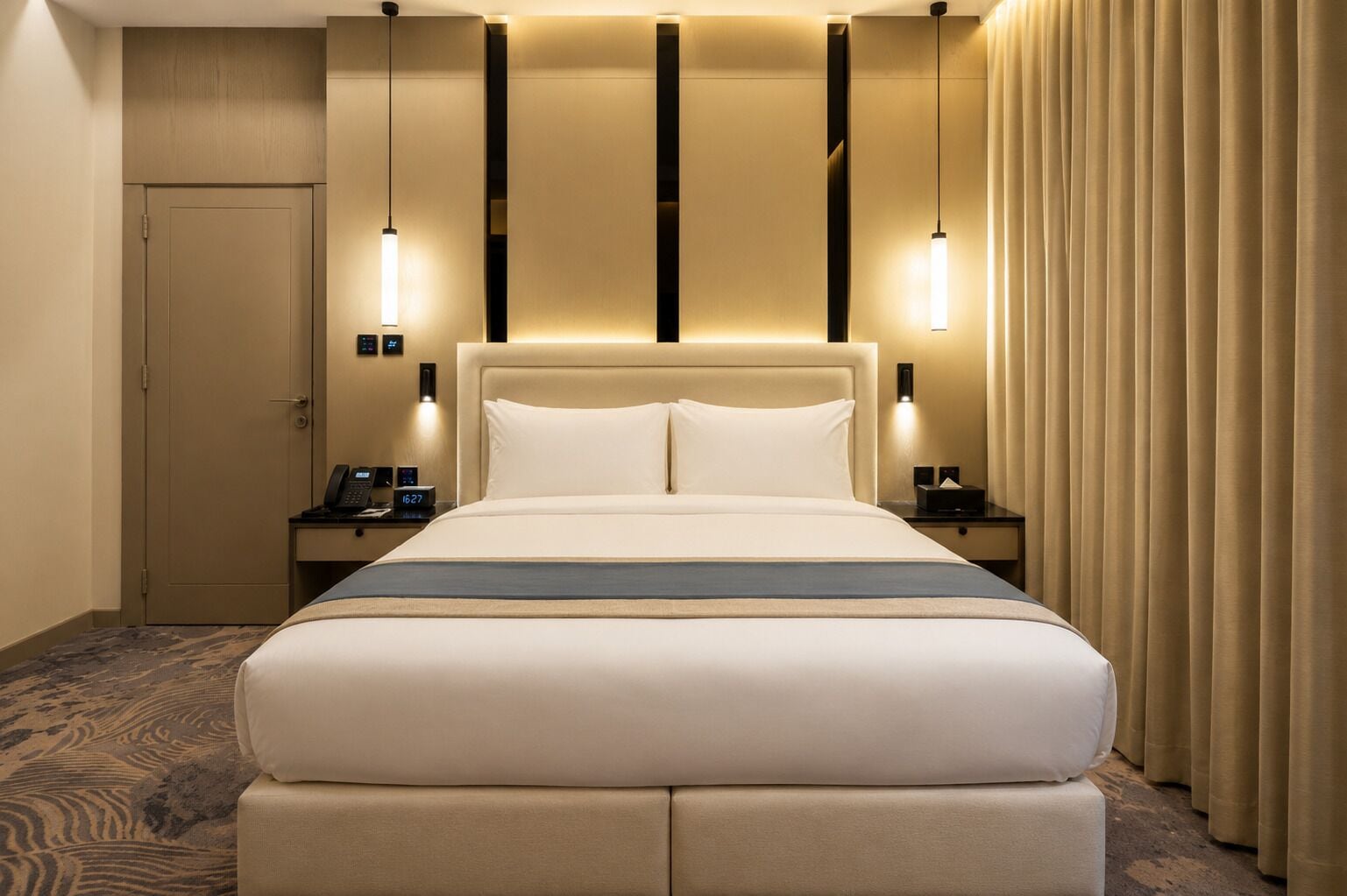 Executive Suite | Desk, iron/ironing board, free WiFi
