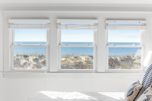 Front Row View of the Ocean Luxury 5 Star Sleeps 10 Pet Friendly w BHI Club