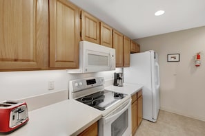 Kjøleskap, mikrobølgeovn, ovn og kokeplater