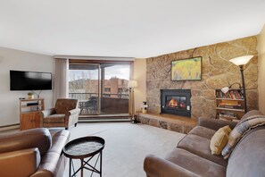 Una televisión, una chimenea