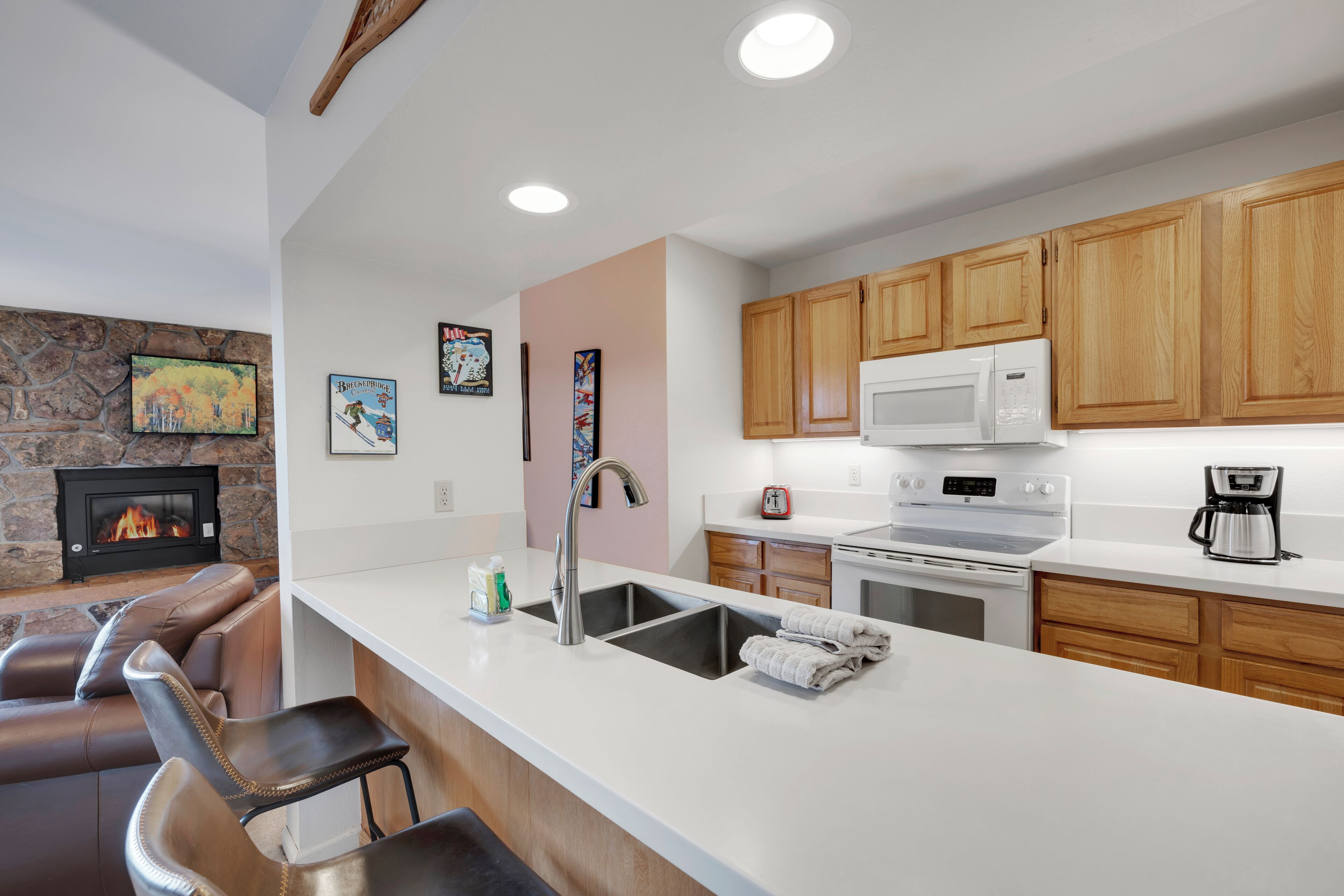 冷蔵庫、電子レンジ、オーブン、コンロ