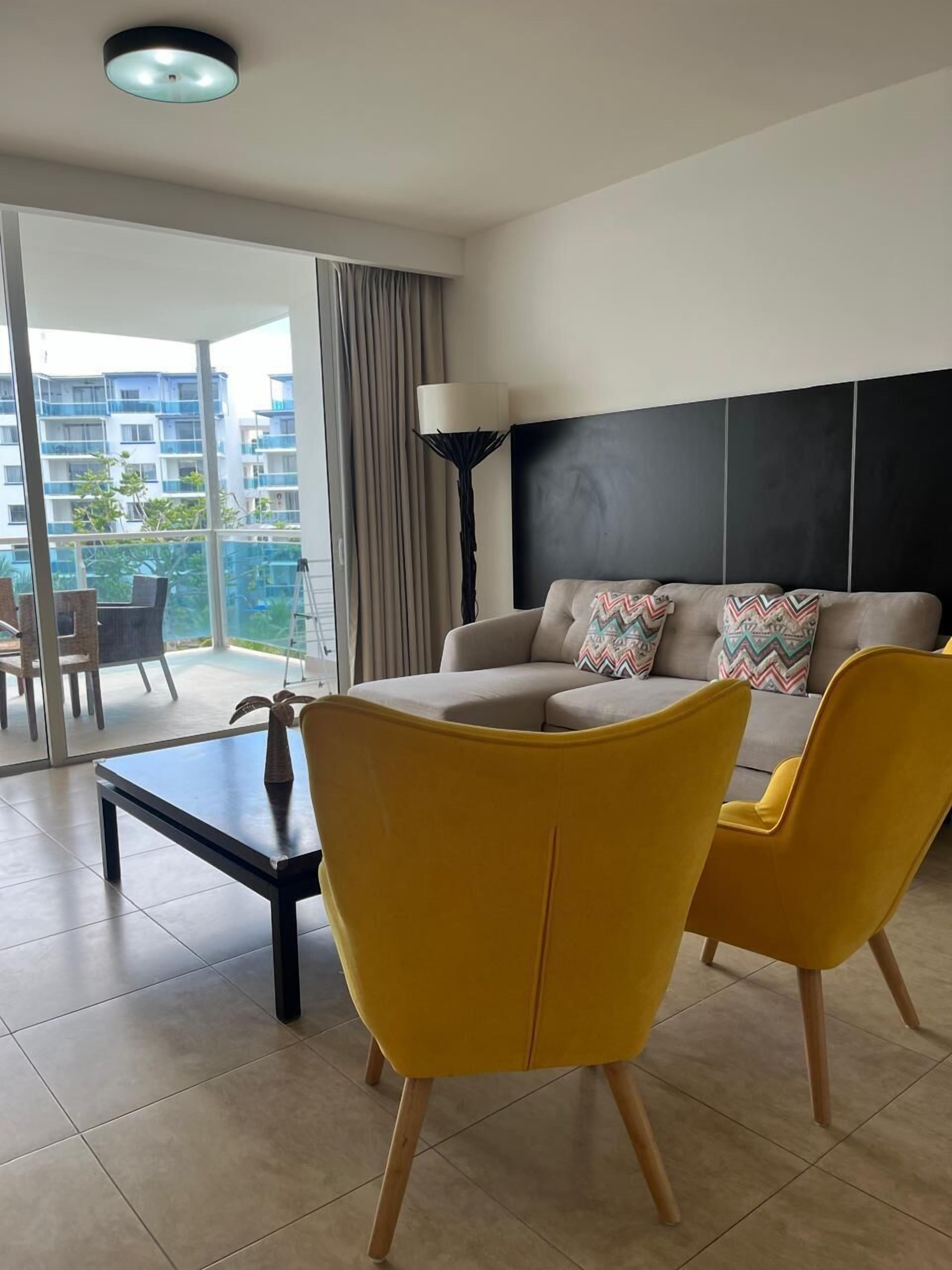 Een televisie en een kantoor