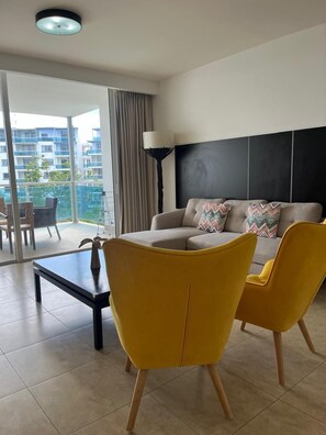 Una televisión, una oficina