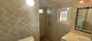 Dusche, Haartrockner, Bidet, Toilettenpapier