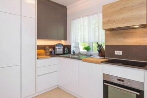 Refrigerador, parrilla de estufa, lavavajillas y cafetera y tetera 
