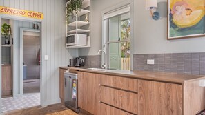 Fridge, oven, stovetop, dishwasher - Seashells - 47 Park Street (Evans Head)