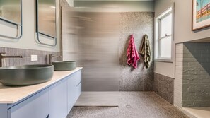 Shower - Seashells - 47 Park Street (Evans Head)