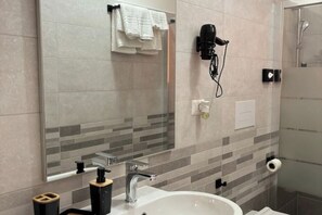 Shower, hair dryer, bidet, towels - Renovated apartment 5 minutes from the beach (Badesi)