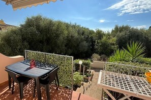 Outdoor dining - Renovated apartment 5 minutes from the beach (Badesi)