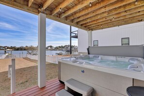 Terrace/patio - Heaven's Waterfront Retreat | Located in Sneads Ferry (Sneads Ferry)