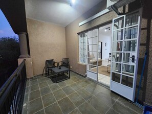 Terrace/patio - cozy la vash is family friendly to stay (Randburg)
