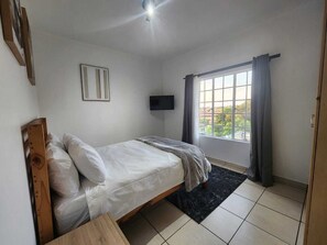 2 bedrooms, iron/ironing board, WiFi, bed sheets - cozy la vash is family friendly to stay (Randburg)