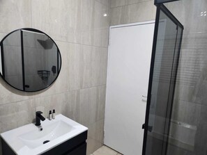 Towels, soap, toilet paper - cozy la vash is family friendly to stay (Randburg)