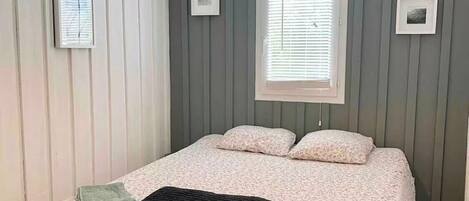 Iron/ironing board, internet, bed sheets