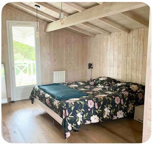 Tabla de planchar con plancha, internet y ropa de cama 