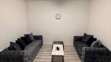 House, 4 Bedrooms | Living room