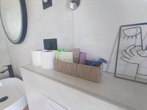 Doccia, asciugacapelli, asciugamani, sapone