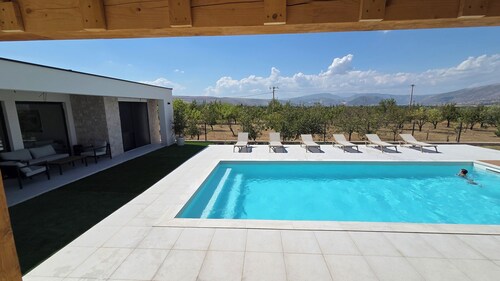 Relaxing Family Villa with Private Pool in Buna