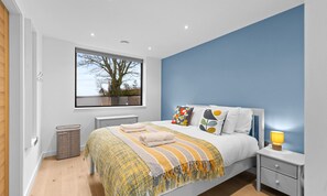 4 bedrooms, desk, iron/ironing board, travel crib