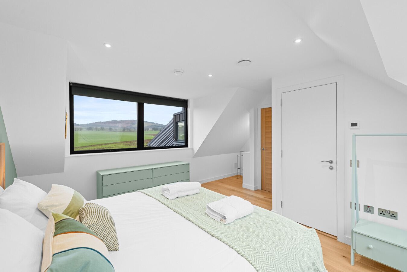 4 bedrooms, desk, iron/ironing board, travel crib