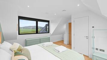 4 bedrooms, desk, iron/ironing board, travel crib