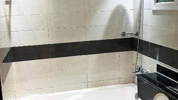 Combined shower/bathtub, toilet paper