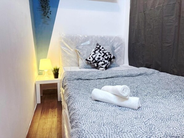 Desk, laptop workspace, iron/ironing board, free WiFi - Inspire Partition Room in Al Seef (Dubai)