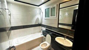 Chuveiro/banheira combinados, papel higiênico