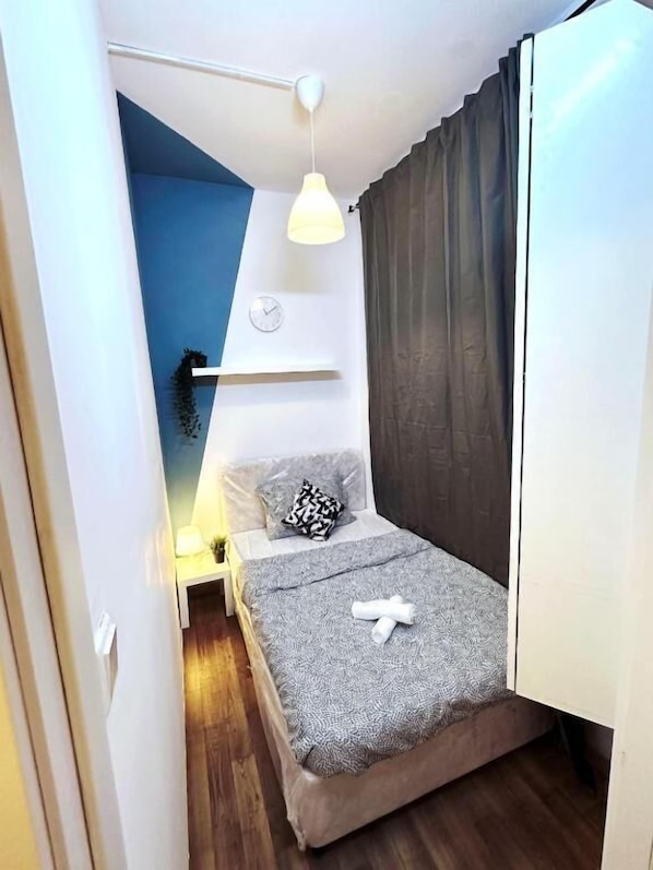 Desk, laptop workspace, iron/ironing board, free WiFi - Inspire Partition Room in Al Seef (Dubai)