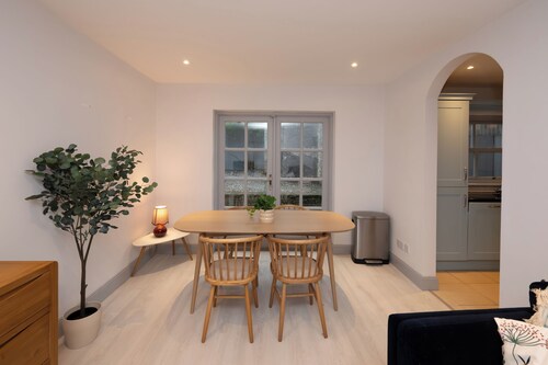 Modern 2-Bed House - 15 Mins Drive to Cork City Centre