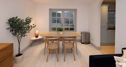 Modern 2-Bed House - 15 Mins Drive to Cork City Centre