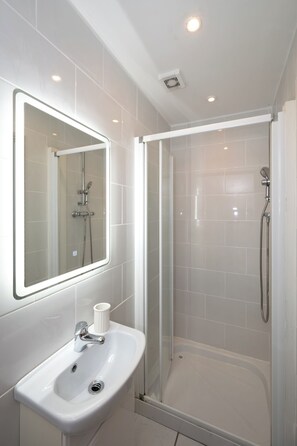 Dusche, Handtücher, Toilettenpapier