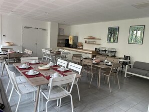 Se ofrece un desayuno bufé (13 EUR por persona)