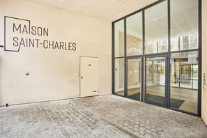 Entrada de un edificio con un cartel que dice 'MAISON SAINT-CHARLES'.