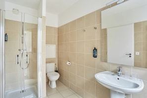 Standard Double Room | Bathroom | Shower, hair dryer, soap, shampoo - Hôtel Maison Saint Charles (Paris)