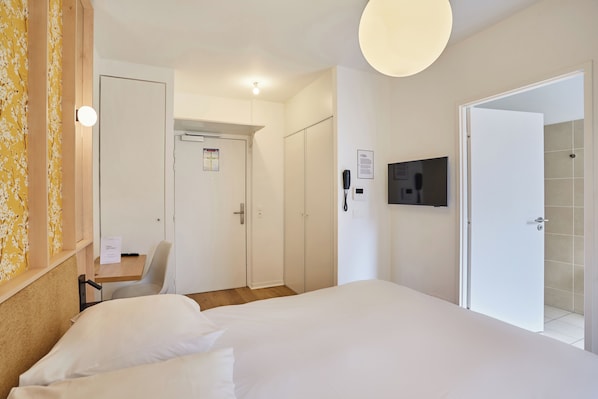 Standard Double Room | Free WiFi, bed sheets, wheelchair access - Hôtel Maison Saint Charles (Paris)