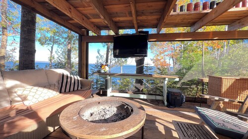 Amazing LAKEFRONT studio. STEPS from the lake! private deck for sunsets!
