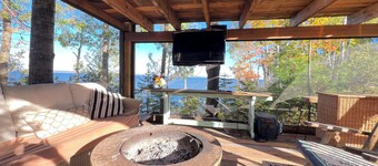 Amazing LAKEFRONT studio. STEPS from the lake! private deck for sunsets!