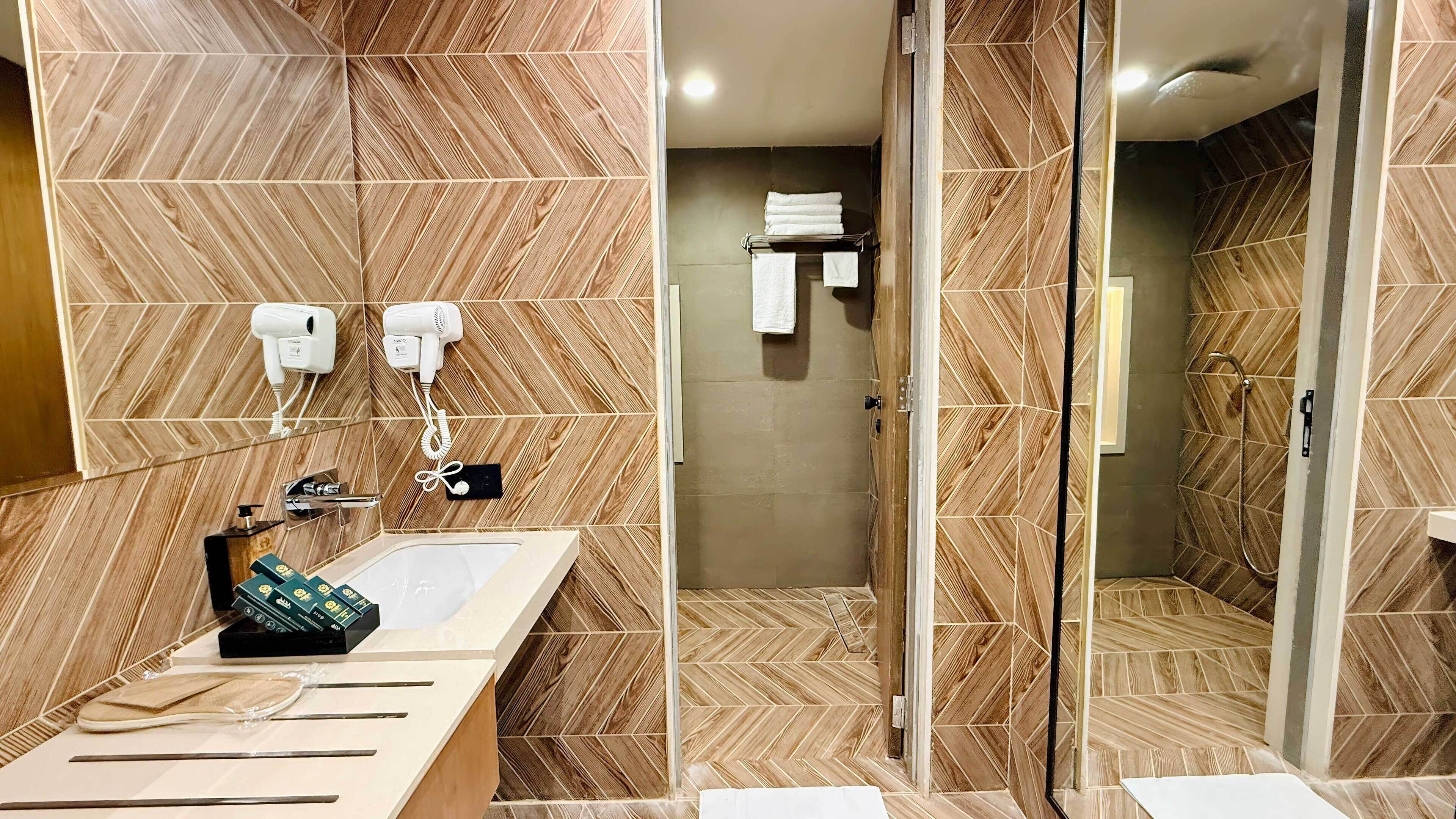 Standard fyrbäddsrum | Badrum | Dusch, gratis toalettartiklar, hårtork och tofflor