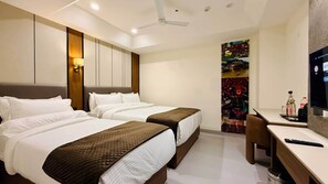 Caja de seguridad en la habitación y escritorio 