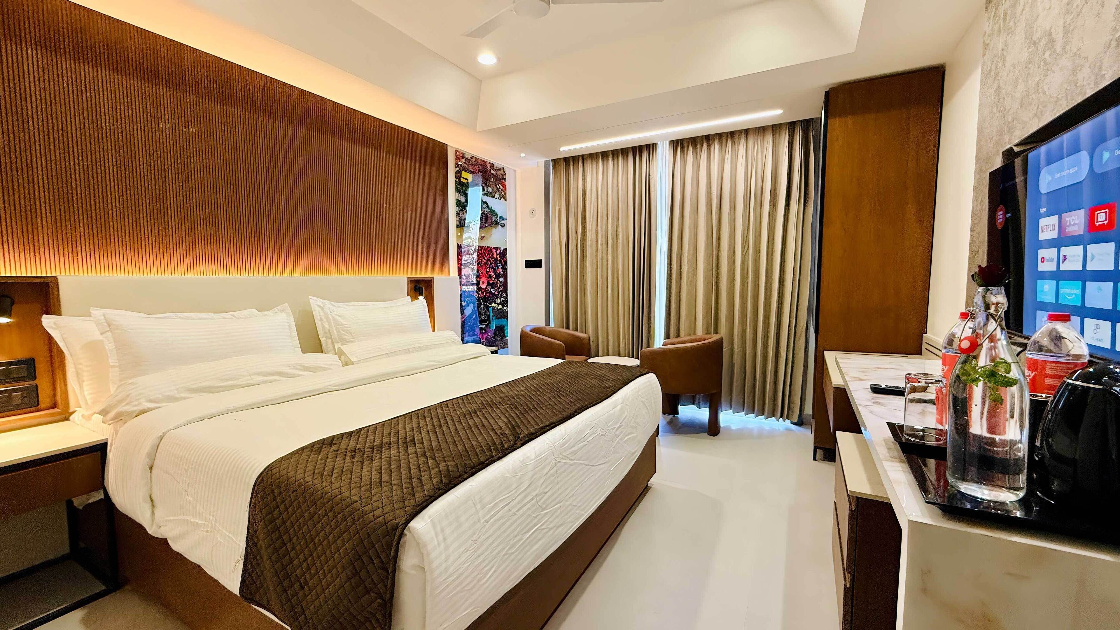 Club-rum - balkong | Värdeförvaringsskåp på rummet, skrivbord och arbetsyta för laptop