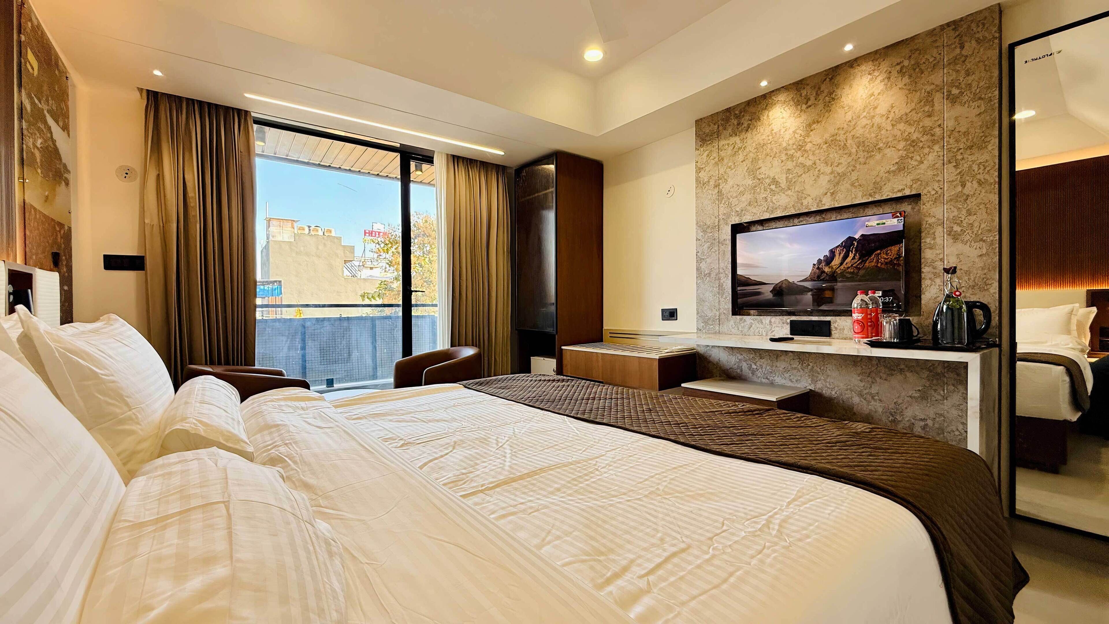 Club Room, Balcony | In-room safe, desk, laptop workspace, blackout drapes