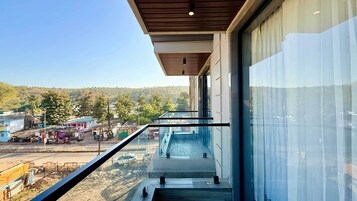 Habitación Club, balcón | Jardines del alojamiento