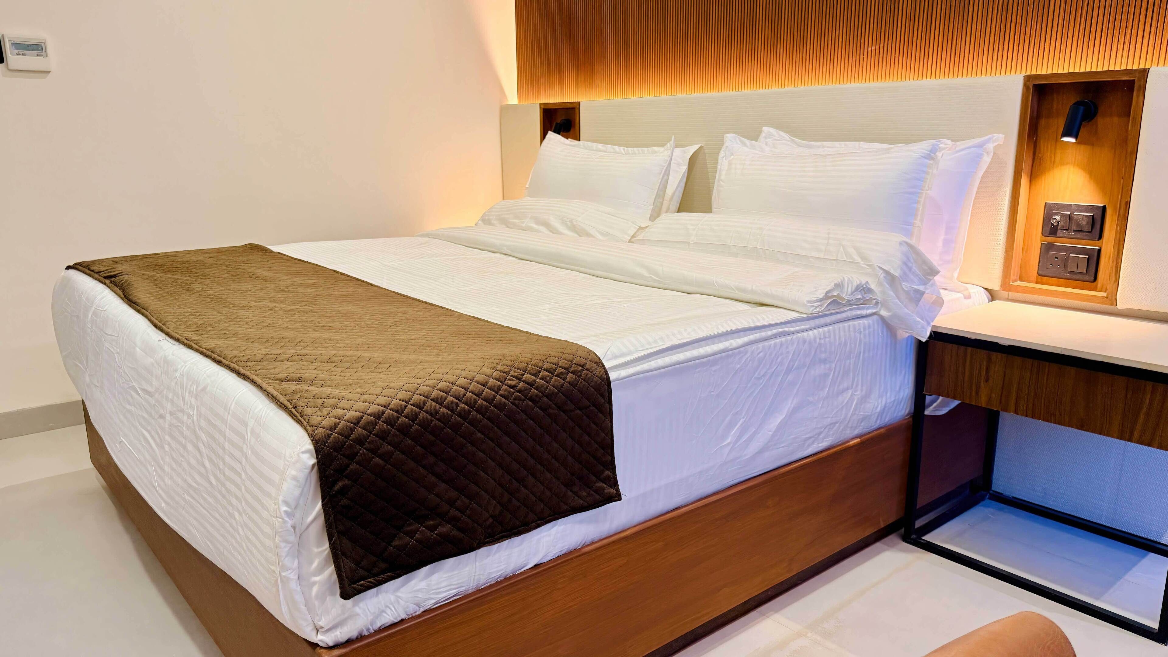 Club Room | In-room safe, desk, laptop workspace, blackout drapes