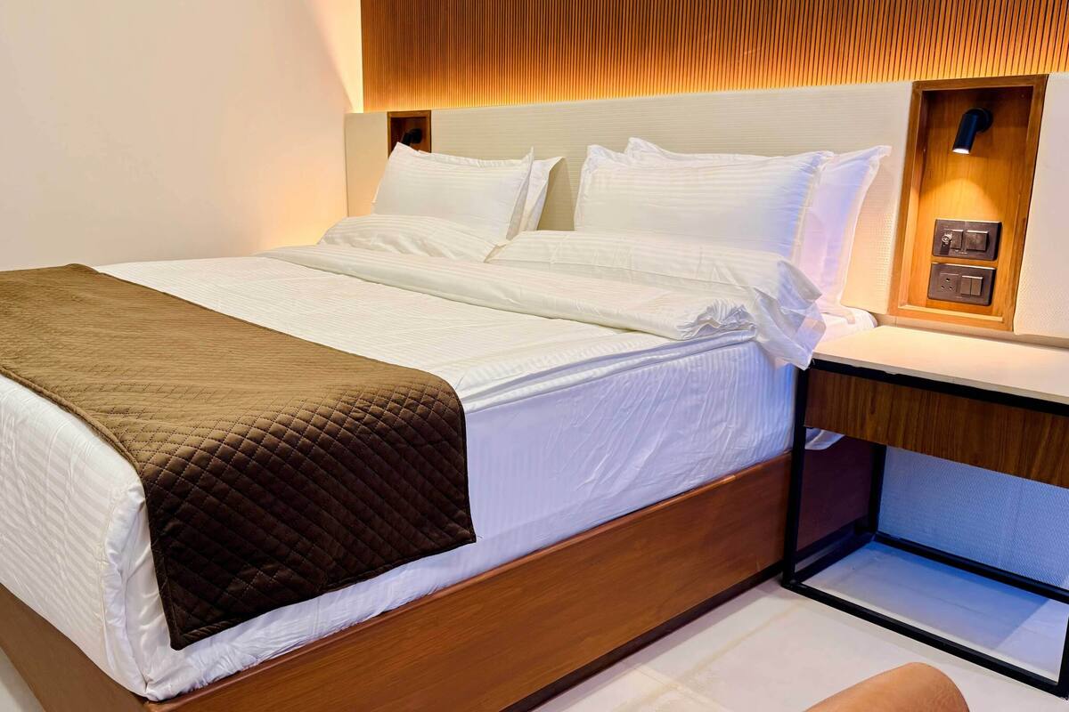 Club Room | In-room safe, desk, laptop workspace, blackout drapes