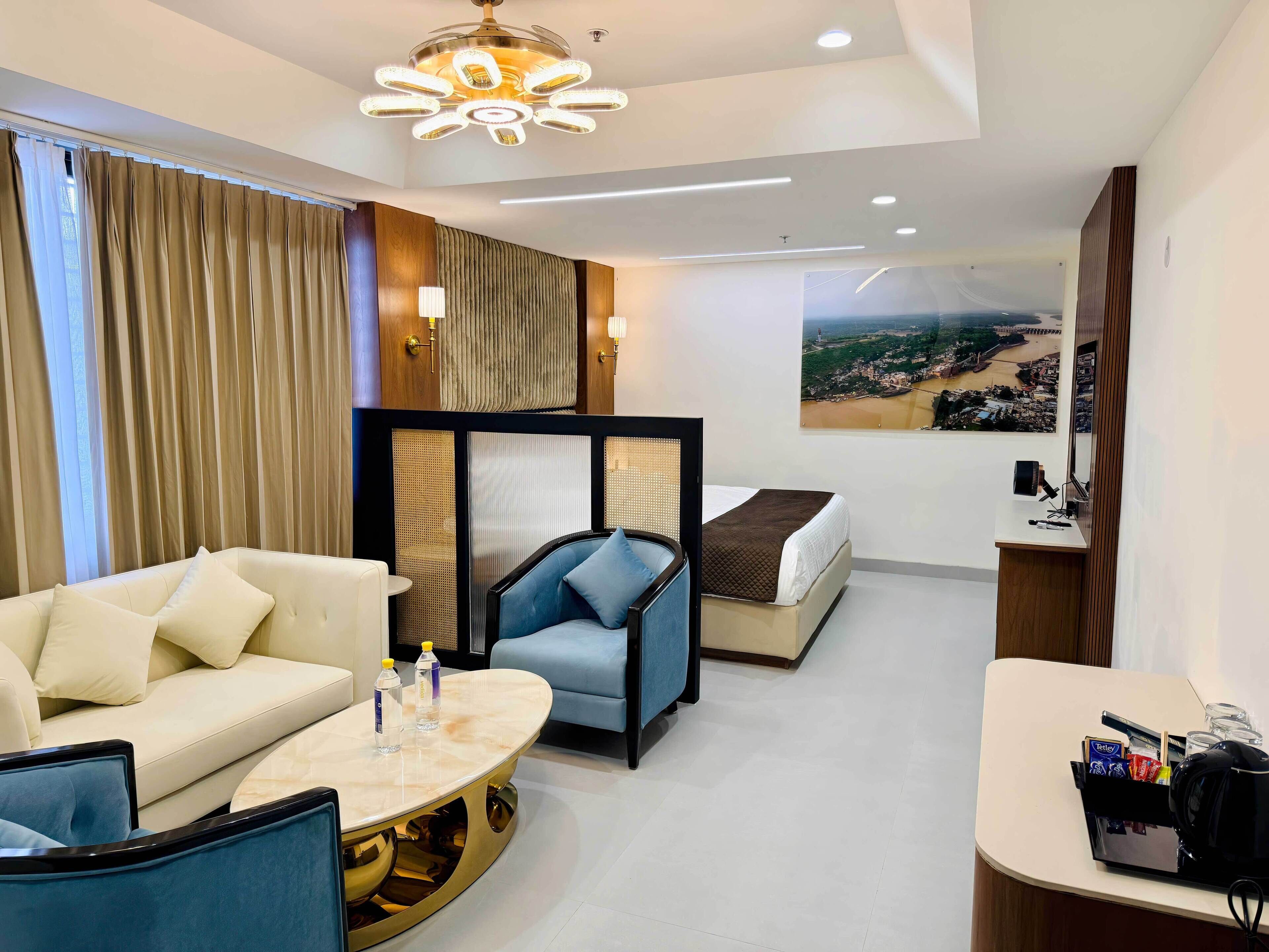 奢华套房, 阳台 | 客房内保险箱、办公桌、笔记本电脑工作区、遮光窗帘